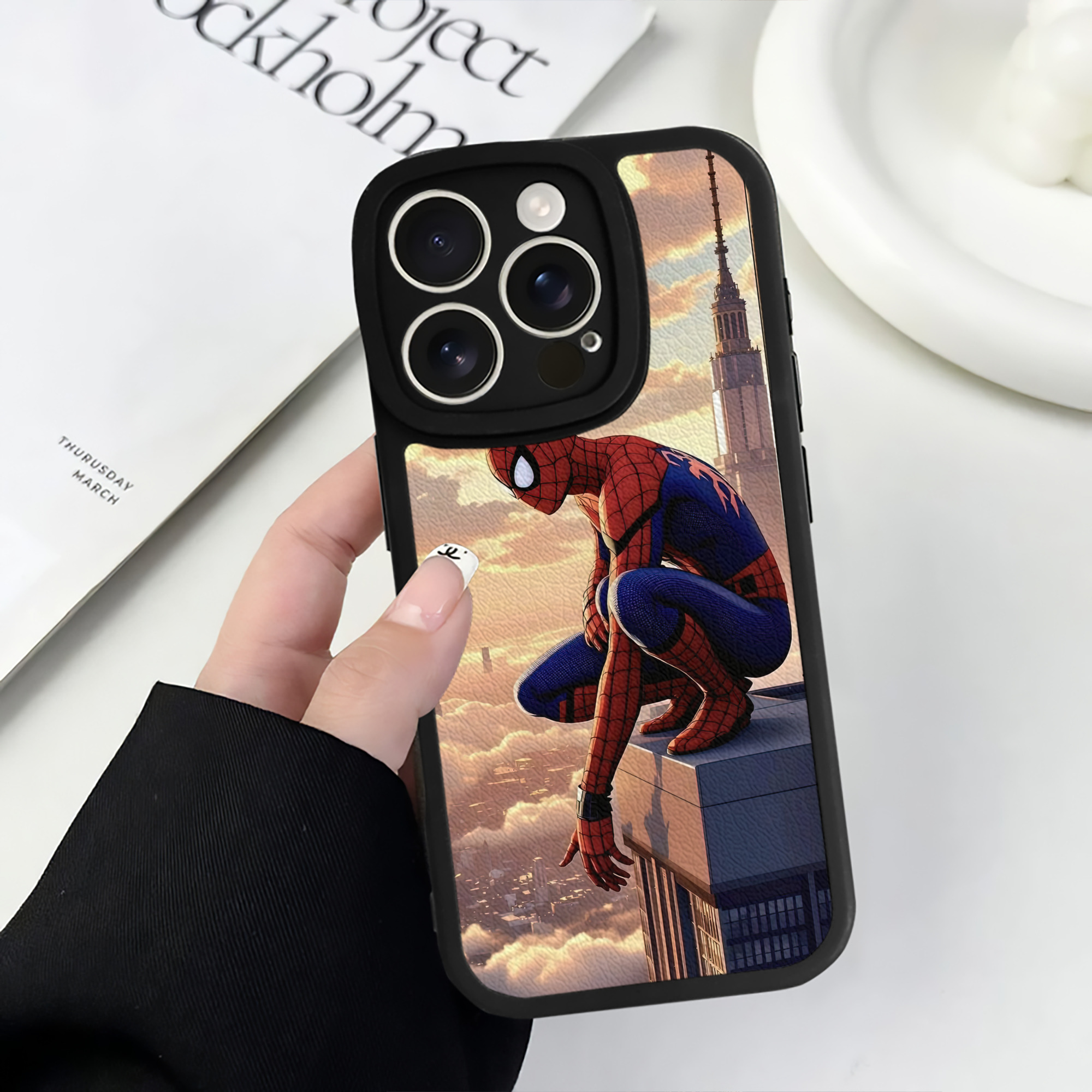 （画像用） Spider Man スパイダーマン 【iPhone 16シリーズ対応】シリコンスマホケース（レザー調） 材質：シリコン